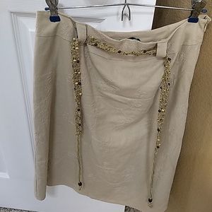 Cotton skirt with stitching details.